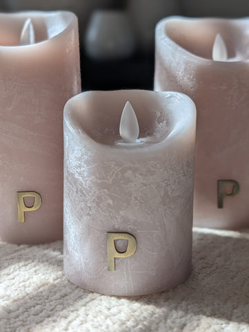 Luxe PTMD LED Kaars met Beweegbare Vlam – Taupe | Maten S, M & L